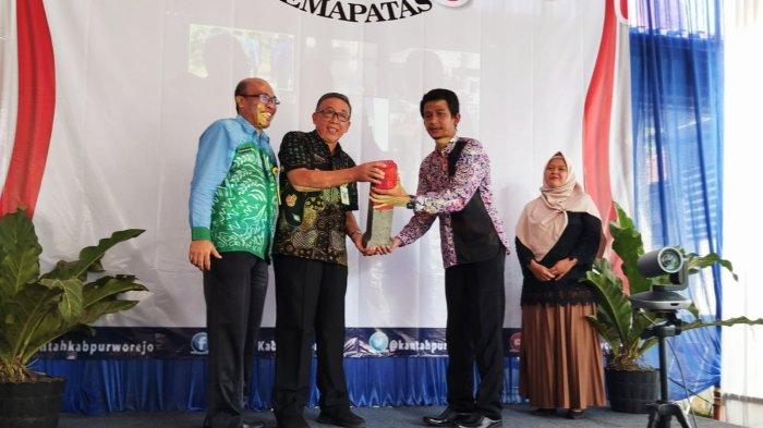 Asisten I Setda Kabupaten Purworejo, Bambang Susilo, didampingi Kepala Kantor BPN Kabupaten Purworejo, Andri Kristanto, secara simbolis menyerahkan patok tanda batas kepada Ketua Puldatan Desa Ngemplak, Faqih Alwi, Kamis (29/2/2024).