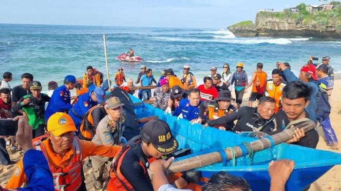 EVAKUASI KORBAN : Tim SAR Gabungan mengevakuasi jenazah Rifky Yudha Pratama, siswa SMPN 7 Mojokerto yang hilang terseret ombak di Pantai Drini pada Rabu (29/1/2025) pagi.