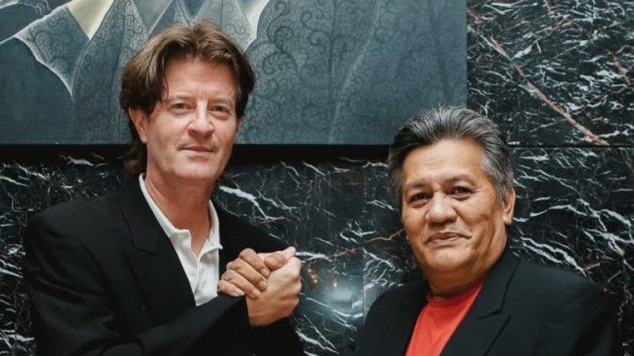 Pelatih anyar PSS Sleman, Pieter Huistra bersalaman dengan Presiden Direktur PT PSS, Gusti Randa