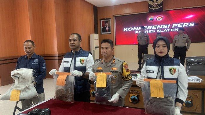 Polres Klaten menunjukkan sejumlah barang bukti yang digunakan S (55) untuk menghabisi nyawa HS (82) di Dukuh Wonorejo, Desa Bulusan, Kecamatan Karangdowo, di Mapolres Klaten, Senin (4/3/2024).