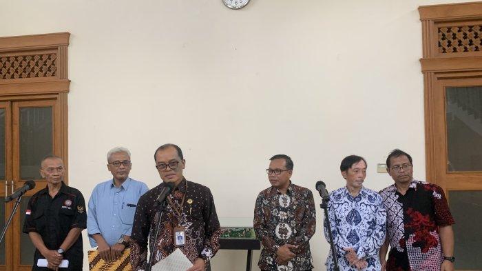 Sekda DIY Beny Suharsono menyampaikan Upah Minimum Provinsi (UMP) tahun 2024 di Lobby Pracimosono, Kompleks Kepatihan, Selasa (21/11/2023).