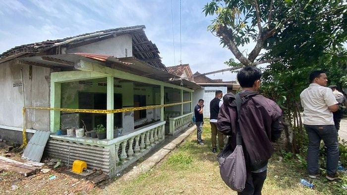 KASUS PEMBUNUHAN: Sejumlah polisi dan masyarakat setempat sedang melakukan penyelidikan di rumah kejadian pembunuhan di Karang Jati, Kalurahan Tamantirto, Kapanewon Kasihan, Kabupaten Bantul, DI Yogyakarta, Selasa (4/2/2025).