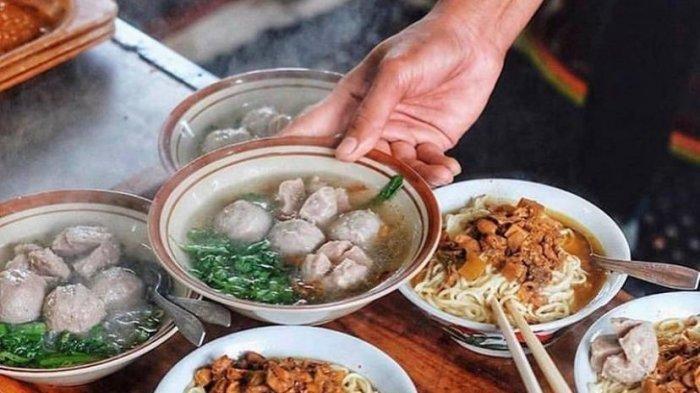 Sajian menu mi ayam dan bakso di Bakso & Mi Ayam Idolaku Pak Tikno