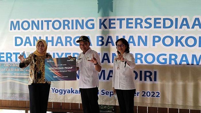 Vice President Bank Mandiri Area DIY, Evi Martiani (kiri) memberikan CSR revitalisasi Pasar Beringharjo senilai Rp150-250 juta kepada Penjabat Walikota Yogyakarta, Sumadi (tengah) dan Kepala Dinas Perdagangan Kota Yogyakarta, Veronica Ambar Ismuwardani (kanan) di Pasar Beringharjo, Rabu (14/09/2022).