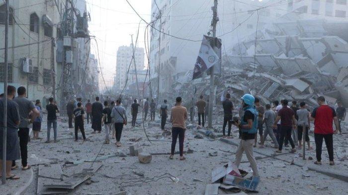 Banyak wilayah Gaza yang hancur akibat serangan udara.