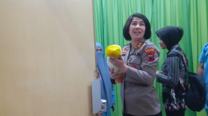 Kapolres Magelang Kota Yolanda Evalyn Sebayang saat melihat kondisi bayi yang ditemukan di teras rumah di Polosari, Kamis (12/10/2023).