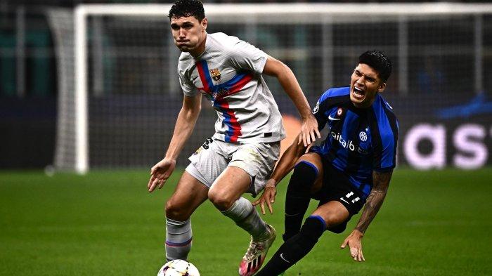 Bek Barcelona Andreas Christensen (kiri) menjegal pemain depan Inter Milan Joaquin Correa pada pertandingan sepak bola Grup C Liga Champions UEFA antara Inter Milan dan FC Barcelona pada 5 Oktober 2022 di stadion Giuseppe-Meazza (San Siro) di Milan.