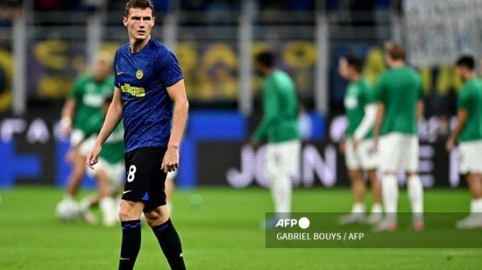 Benjamin Pavard pemanasan sebelum Liga Italia Serie A antara Inter Milan vs Sassuolo di stadion San Siro di Milan pada 27 September 2023.