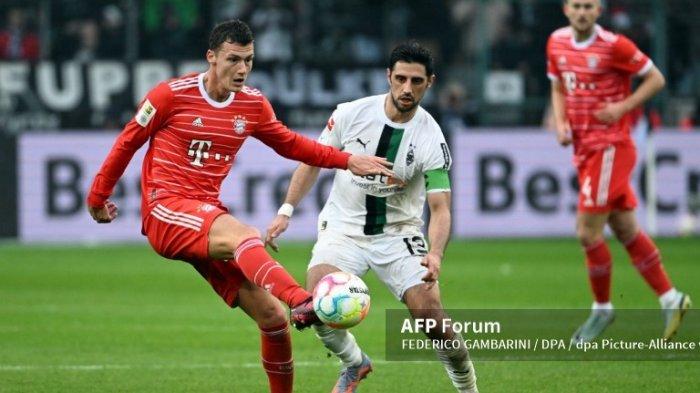 Benjamin Pavard vs Lars Stindl di Bundesliga Bayern Munchen vs Borussia Monchengladbach di Stadion Borussia-Park