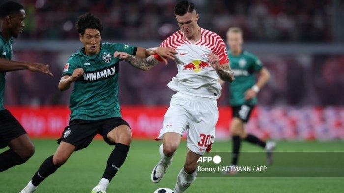Benjamin Sesko vs Genki Haraguchi di Bundesliga Jerman antara RB Leipzig vs Stuttgart di Leipzig, Jerman timur pada 25 Agustus 2023.