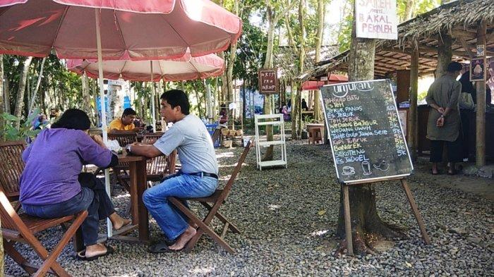 Pengunjung menikmati kuliner jadoel di Lembah Si Cangkring , Dusun Jambeyan, Banyurejo, Tempel, Sleman.
