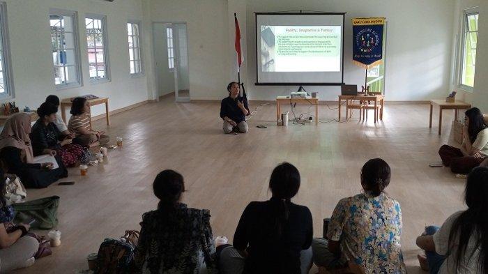 WORKSHOP: Orangtua hingga guru menyimak materi dalam workshop Writing Before Reading yang digelar di Bambini Montessori School, Jombor Lor, Kelurahan Sinduadi, Mlati, Kabupaten Sleman, DI Yogyakarta, Sabtu (22/2/2025).