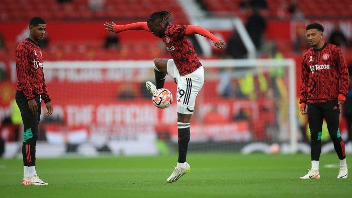 Aaron Wan-Bissaka (tengah)
