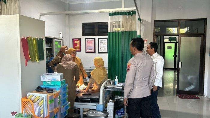 Petugas kesehatan Puskesmas sedang mengecek kondisi bayi perempuan yang ditemukan dalam kondisi hidup di antara tumpukan sampah dekat Jembatan Desa Brangkal, Kecamatan Karanganom, Kabupaten Klaten, Jawa Tengah, Senin (12/8/2024).