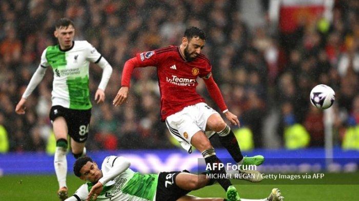 Bruno Fernandes vs Jarell Quansah di Liga Inggris Manchester United vs Liverpool di Old Trafford pada 07 April 2024 di Manchester, Inggris.