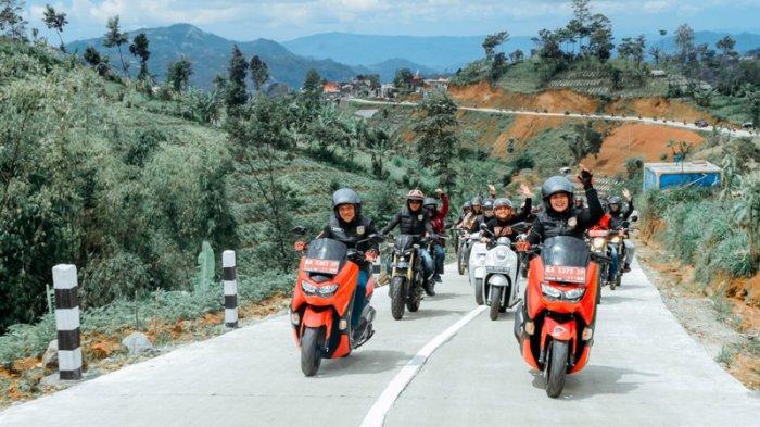 Bupati Wonoboso Afif Nurhidayat memimpin rombongan kades dan camat melakukan touring melalui jalan baru penghubung Watumalang-Dieng, Minggu (11/2/2024).