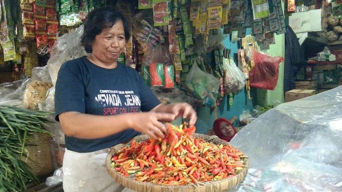Seorang pedagang sembako di Pasar Darurat Klaten saat menata cabai rawit merah yang ia jual di pasar itu, Selasa (1/3/2022).