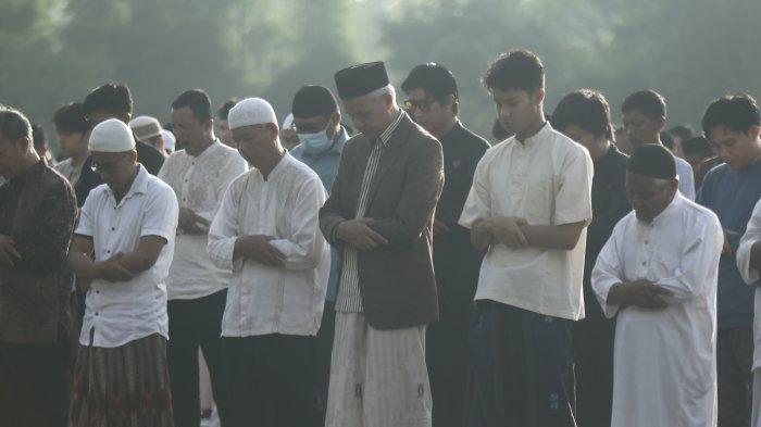 Calon Presiden Nomor Urut 03, Ganjar Pranowo beserta keluarga Salat Idulfitri di Lapangan Dolo, Kalurahan Wedomartani, Kapanewon Ngemplak, Rabu (10/04/2024).