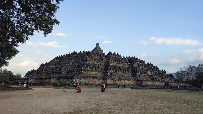 Candi Borobudur dan stupa induknya yang tanpa ornamen chattra sebagai hasil pemugaran sejak 1907-1911 dan dilanjutkan pada 1973-1983 dilihat dari arah barat daya per Kamis (5/9/2024). Stupa induk itu kemungkinan akan berubah jika chattra dipasang dalam waktu dekat ini.