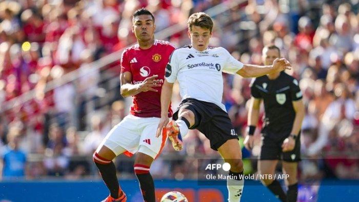 Casemiro vs Sverre Nypan di laga persahabatan Rosenborg vs Manchester United di Stadion Lerkendal di Trondheim, Norwegia, 15 Juli 2024.