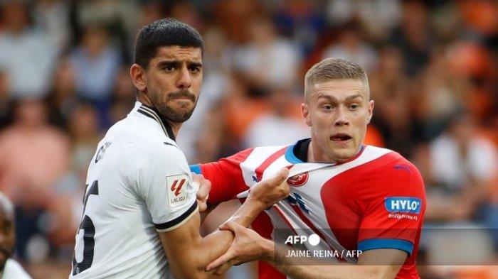 Cenk Ozkacar vs Artem Dovbyk di Liga Spanyol antara Valencia vs Girona di stadion Mestalla di Valencia pada 19 Mei 2024.