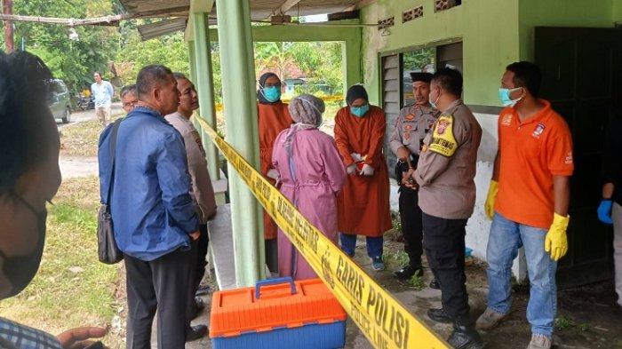 KASUS PEMBUNUHAN: Sejumlah polisi dan masyarakat di rumah kejadian pembunuhan di Karangjati, Kalurahan Tamantirto, Kapanewon Kasihan, Kabupaten Bantul, DI Yogyakarta, Selasa (4/2/2025).