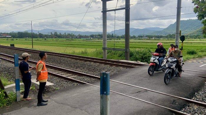 Dian Tri Pranoto (21) untuk tetap menjaga perlintasan sebidang tanpa palang di daerah Desa Taji, Kecamatan Prambanan, Kabupaten Klaten.