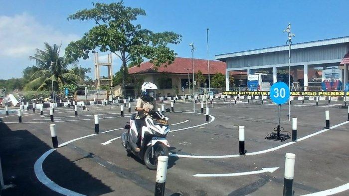 Pemohon SIM C mencoba lintasan sirkuit huruf S saat uji praktek SIM C di Polres Kulon Progo, Senin (7/8/2023).