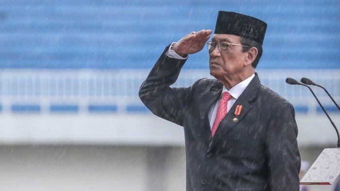 Sri Sultan Hamengku Buwono X, pimpin upacara di tengah hujan lebat,  Rabu (1/3/2023)