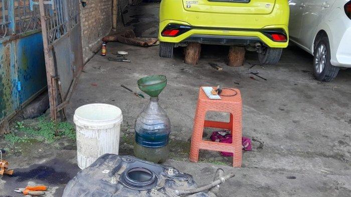 PERTALITE CAMPUR AIR: Penampakan isi tangki mobil Toyota Yaris yang mogok setelah isi BBM di SPBU Trucuk, Kabupaten Klaten, pada Selasa (8/4/2025). Pemilik bengkel menyatakan BBM tersebut positif tercampur air.