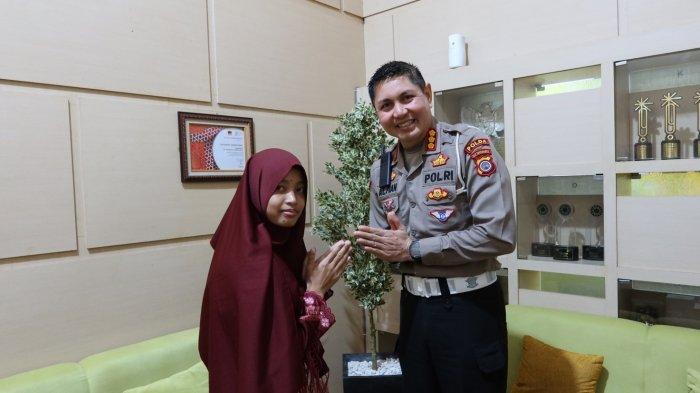 Yubita Hida Aprilia, mahasiswa disabilitas UGM angkatan 2023 yang mendapat bantuan kaki palsu dari Dirlantas Polda DIY, Kombes Pol Alfian Nurrizal, Kamis (24/8/2023)