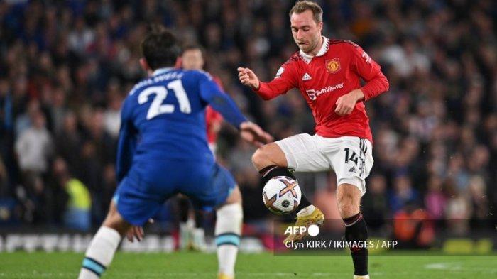 Christian Eriksen vs Ben Chilwell di Liga Inggris antara Chelsea vs Manchester United di Stamford Bridge di London pada 22 Oktober 2022.