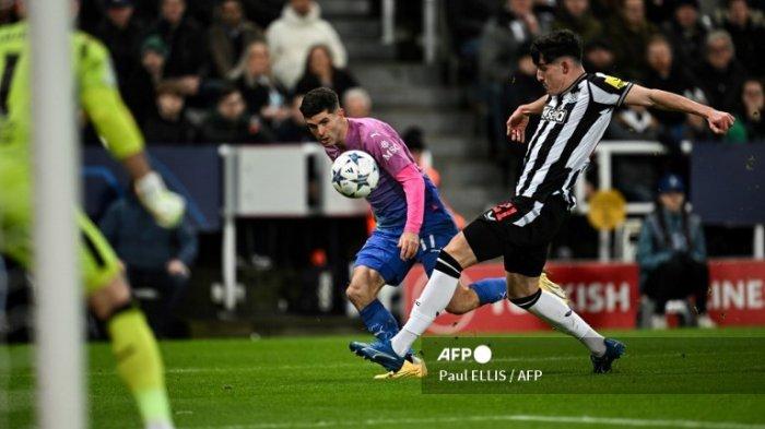 Christian Pulisic vs Valentino Livramento di Liga Champions antara Newcastle United vs AC Milan di St James' Park di Newcastle-upon-Tyne , Inggris timur laut pada 13 Desember 2023.