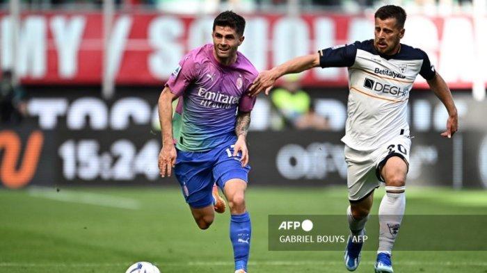 Christian Pulisic vs Ylber Ramadani di Liga Italia Serie A antara AC Milan vs Lecce di Stadion San Siro, di Milan pada 6 April 2024.