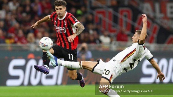 Christian Pulisic vs Ylber Ramadani di Lita Italia Serie A antara AC Milan vs Lecce di Stadion Giuseppe Meazza pada 27 September 2024 di Milan, Italia.