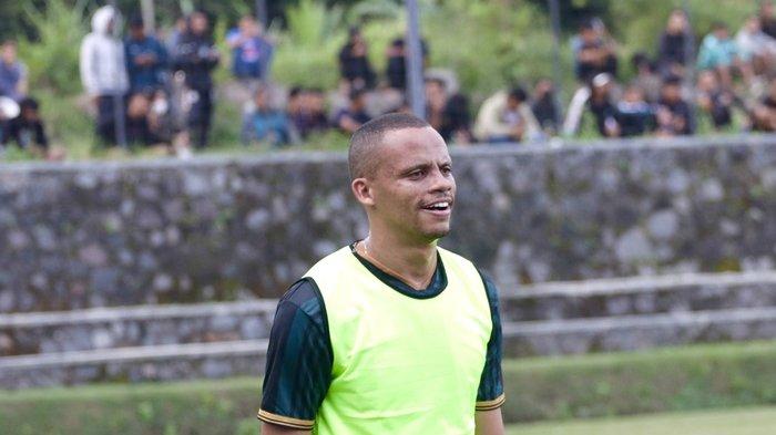 Cleberson Martin de Souza saat berlatih bersama tim PSS Sleman di Lapangan Pakembinangun, Sleman, Jumat (12/7/2024).