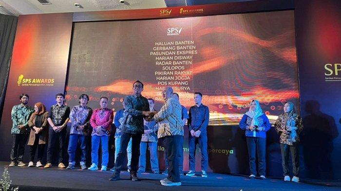 TERIMA PENGHARGAAN: GM Tribunnews Yuli Setiawan menerima penghargaan tertinggi, GOLD untuk Tribun Jogja, dalam Penganugerahan SPS Award 2025, Jumat (23/5/2025) yang dilangsungkan di Hall Dewan Pers, Jakarta.