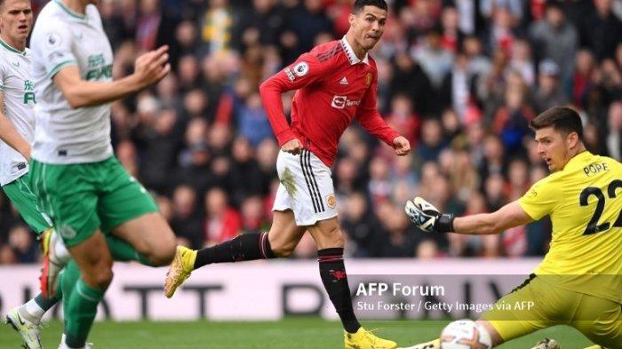 Cristiano Ronaldo vs Nick Pope di Liga Inggris Manchester United vs Newcastle United di Old Trafford pada 16 Oktober 2022 di Manchester, Inggris.