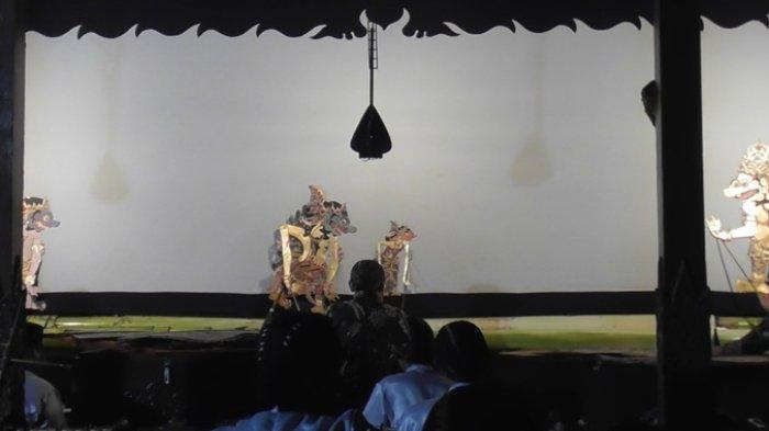 DALANG MUDA - Tiga dalang muda dari SMK 1 Kasihan Bantul atau SMKI pentas bersama di kediaman keluarga almarhum dalang Ki Seno Nugroho di Joglo Gayam, Argolumyo, Sedayu, Banntul, Kamis (29/5/2025).  Pertujukan ini mewarnai syukuran satu tahun Pawenang, perkunmpulan anak-anak seni pedalangan dan kerawaitan SMKI. Ki Gading Pawukir, putra mendiang Ki Seno Nugrtoho dan kawan-kawannya membawakan cerita Babat Wanamarta atau Babat Alas Wonomarto.