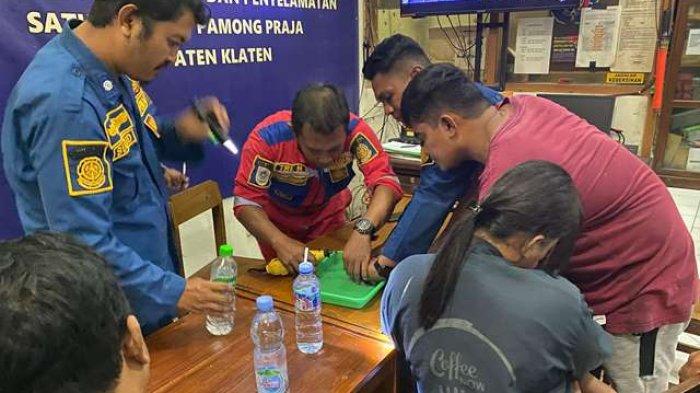 EVAKUASI: Petugas pemadam kebakaran (Damkar) Kabupaten Klaten membantu evakuasi pelepasan capit udang pintu lemari yang tersangkut di jari seorang bocah laki-laki berusia 3,5 tahun, Selasa (3/6/2025).