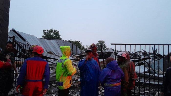 RUNTUH: Petugas terkait sedang mengecek kondisi pabrik briket di Dukuh Penggung, Desa Jambukulon, Kecamatan Ceper, Kabupaten Klaten, Jawa Tengah, yang ambruk akibat hujan deras dan angin puting beliung pada Senin (24/2/2025).