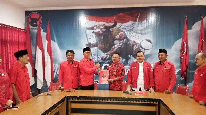 Jauh sebelum Haris Sugiharta dan Harda Kiswaya, Danang Maharsa menyerahkan formulir pendaftaran bakal calon Bupati Sleman ke DPC PDIP Kabupaten Sleman.