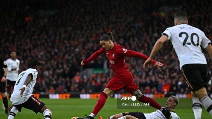 Darwin Nunez vs Antony dan Fred di Liga Inggris antara Liverpool vs Manchester United di Anfield di Liverpool, barat laut Inggris pada 5 Maret , 2023.