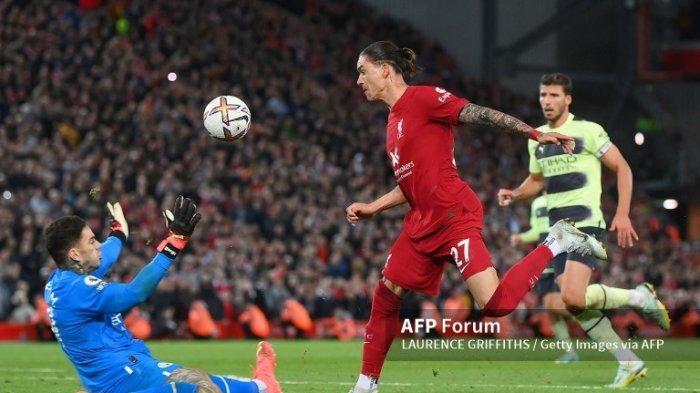 Darwin Nunez vs Ederson di Liga Inggris antara Liverpool vs Manchester City di Anfield pada 16 Oktober 2022 di Liverpool, Inggris.