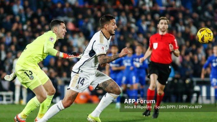 David Soria vs Joselu Mato di La Liga SPanyol antara Getafe vs Real Madrid pada 1 Februari 2024 di stadion Coliseum de Getafe di Madrid, Spanyol.