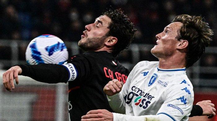 Davide Calabria vs Liam Henderson di Liga Italia Serie A antara AC Milan vs Empoli pada 12 Maret 2022 di stadion San Siro di Milan.
