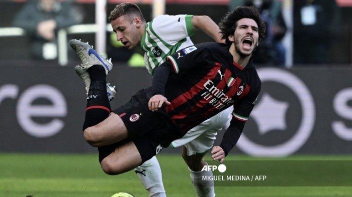 Davide Frattesi vs Sandro Tonali di Liga Italia Serie A antara AC Milan vs Sassuolo, di stadion San Siro di Milan, pada 29 Januari 2023.