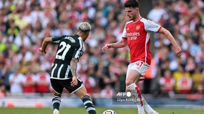 Declan Rice vs Antony di Liga Inggris antara Arsenal vs Manchester United di Stadion Emirates di London pada 3 September 2023.