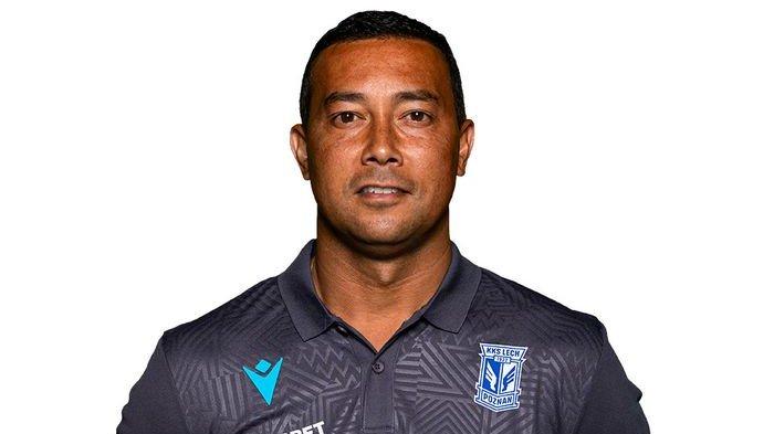 Denny Landzaat saat menjadi asisten pelatih di Lech Poznan.