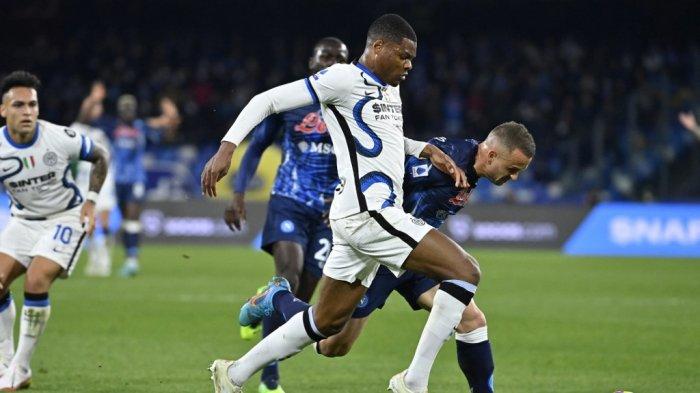 Denzel Dumfries di Liga Italia Serie A antara Napoli vs Inter Milan di stadion Diego Armando Maradona di Naples pada 12 Februari 2022.